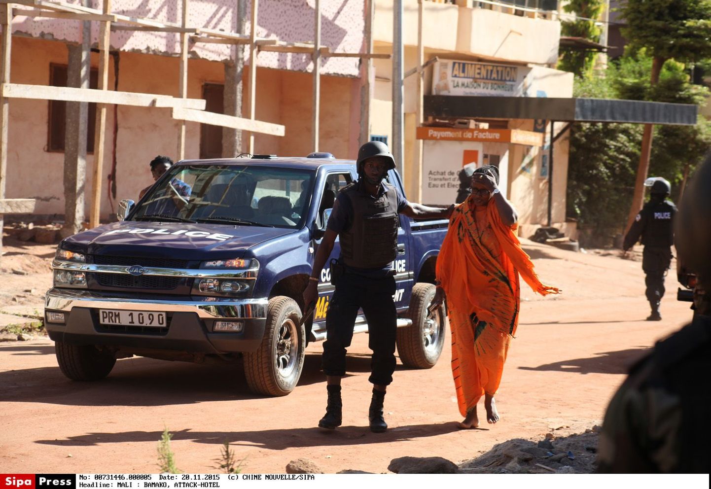 Politsei eskordib Malis hotelli rünnanud terroristide käest pääsenud pantvangi.