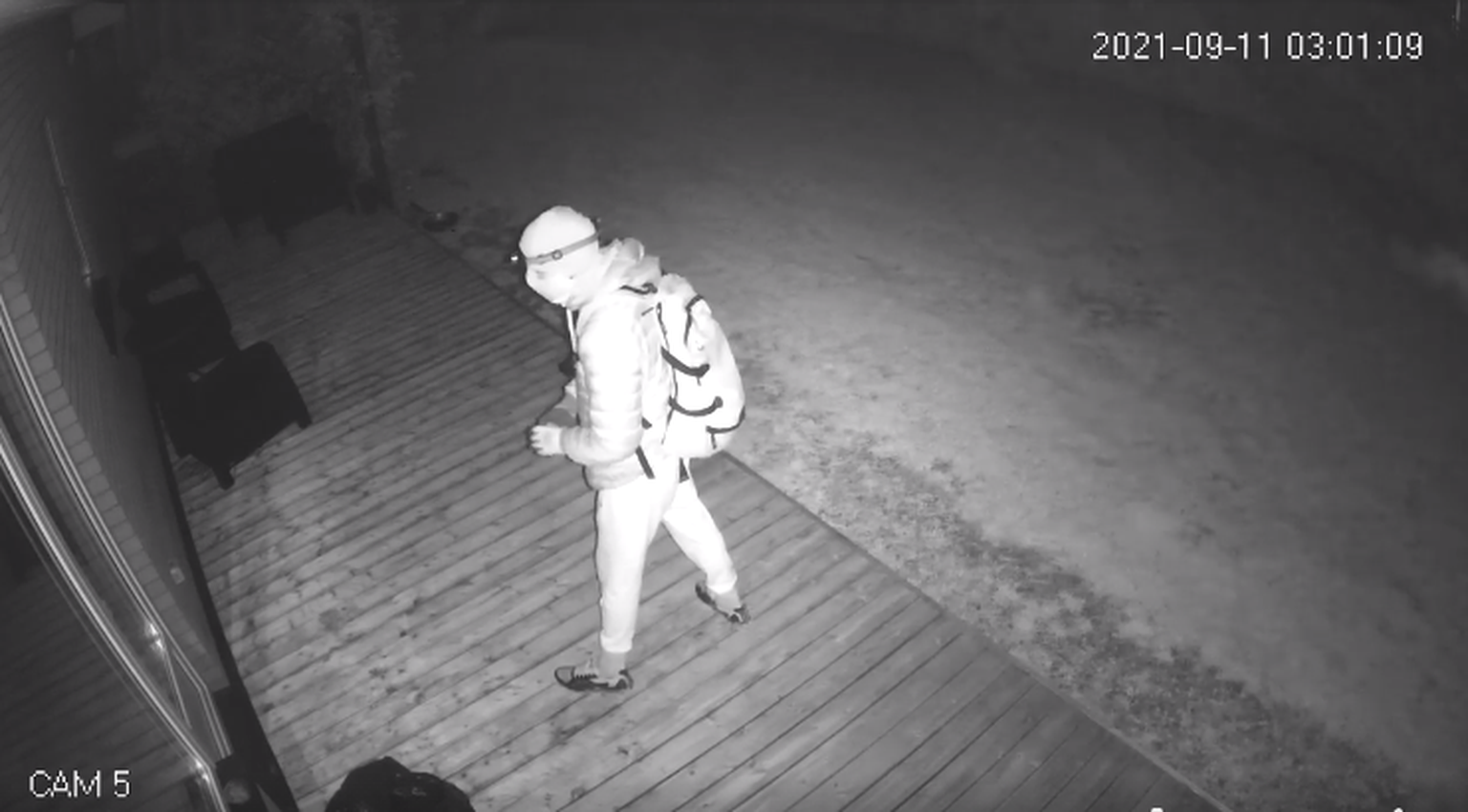 Ihastes murdis majja sisse varas. Kuvatõmmis videost.