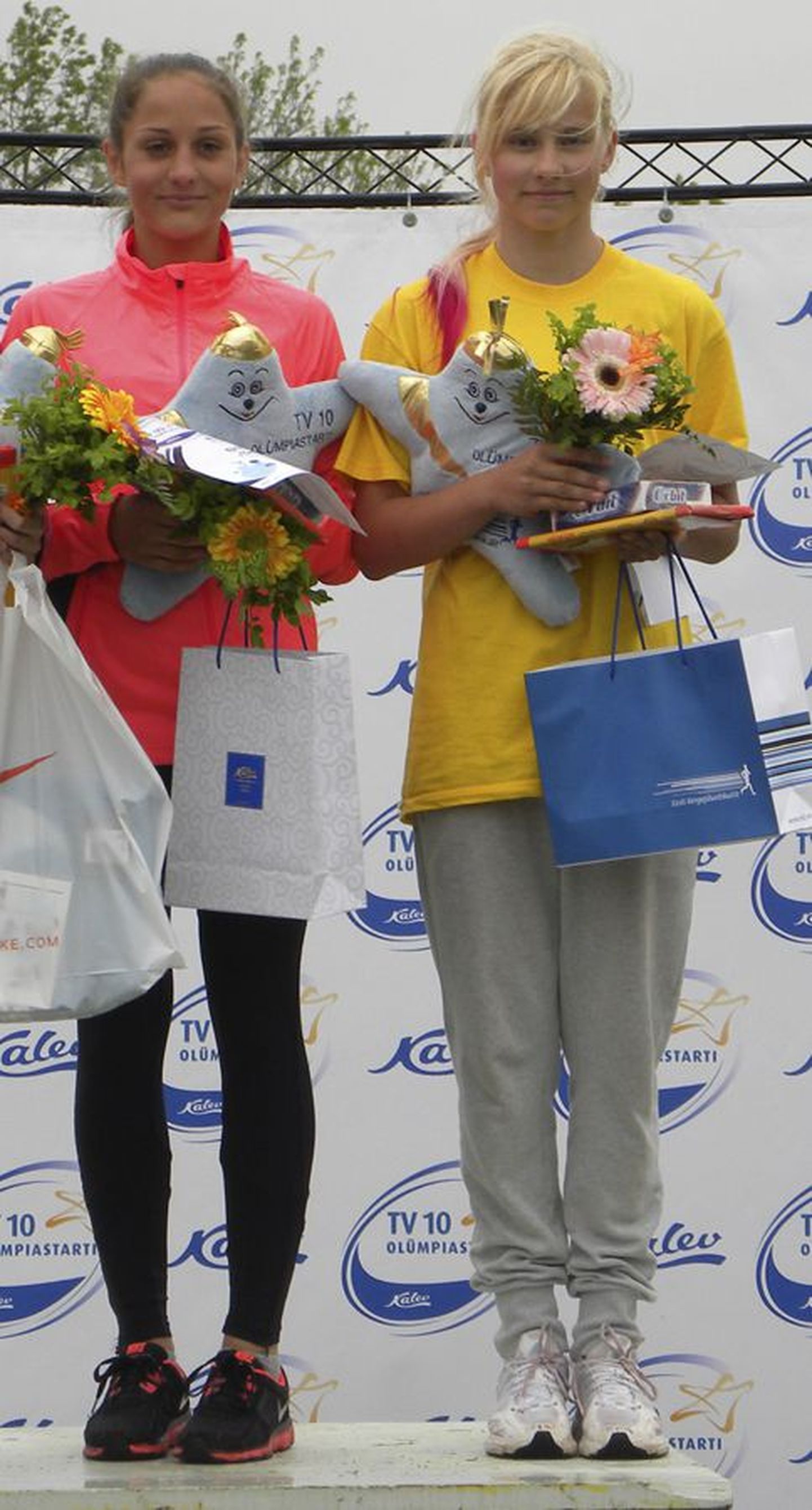 Marit Tõnisson (vasakul) võitis laupäeval Karksi-Nuias «TV 10 olümpiastardi» etapil tütarlaste vanemas võistlusgrupis 600 meetri jooksu, tema kooliõde Emilia Palgi oli samal distantsil kolmas.