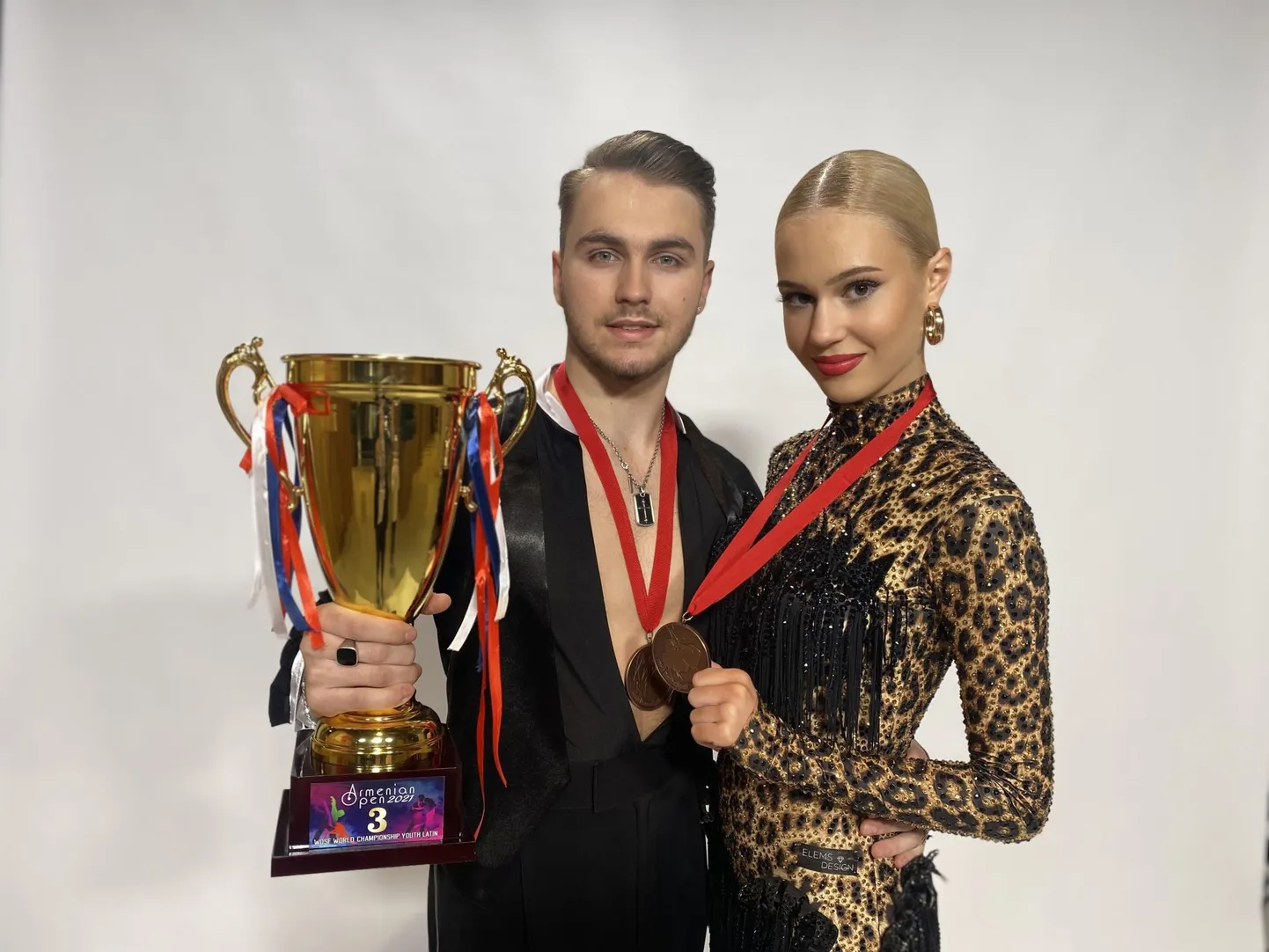 Robert Veide ja Amanda Rebeca Padar MMil võidetud karika ja pronksmedalitega.