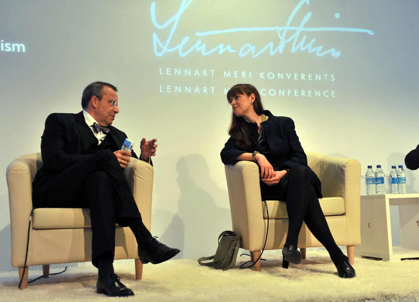 Toomas Hendrik Ilves ja Heather Grabbe Lennart Meri konverentsil vestlemas.