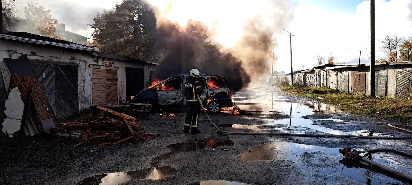 Когда приехали спасатели, на улице перед гаражом открытым пламенем горел автомобиль.