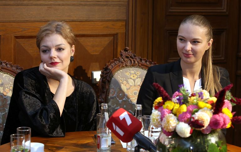 Mihaila Čehova Rīgas Krievu teātra aktrise Natālija Živeca (no kreisās) un teātra vadītāja Dana Bjorka piedalās preses konferencē, kurā informē par izrādi "Mana skaistā lēdija" Rīgas Krievu teātrī