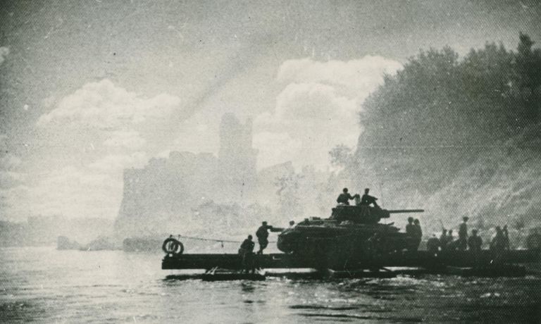 Punaarmee vedas tanke üle Narva jõe parvel.