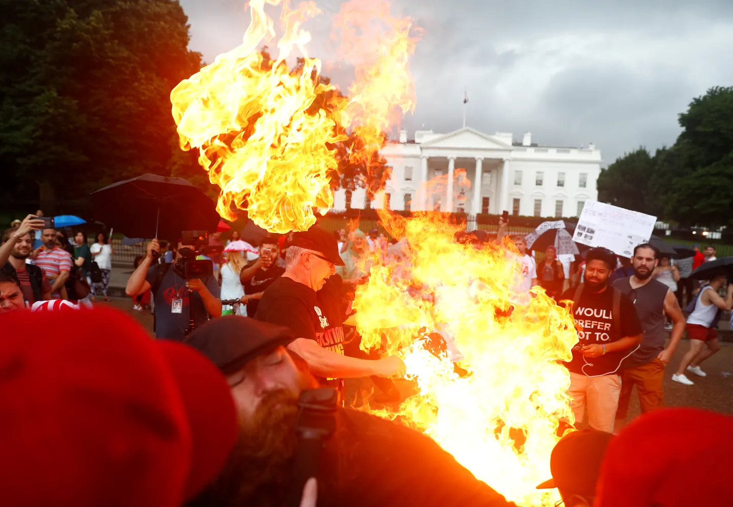 Protestijad süütasid Valge Maja ees riigilipu.