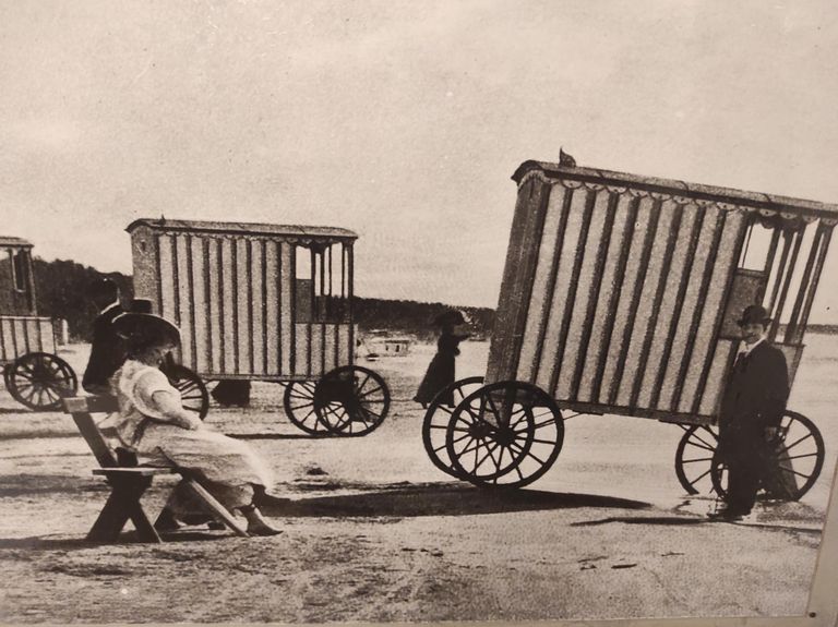 19. sajandi lõpus ja 20. sajandi alguses pakuti rannas suplemiseks tasulist suplusvankrite teenust. Vankreid veeti merre hobustega.