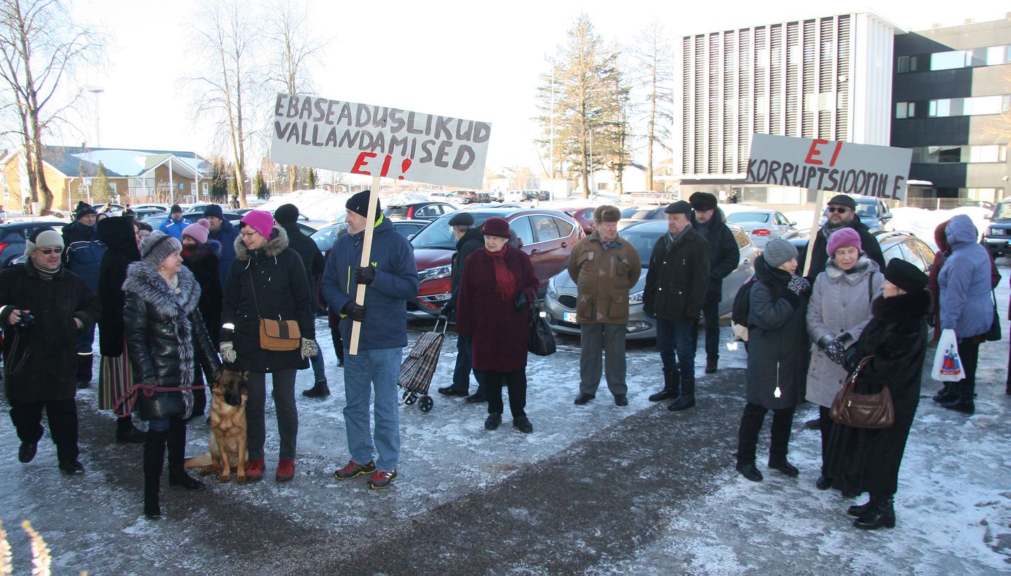 Vallandamiste vastu protestiti Jõhvi vallamaja juures juba veebruari lõpus, kui kaadripuhastusest olid alles esimesed märgid.