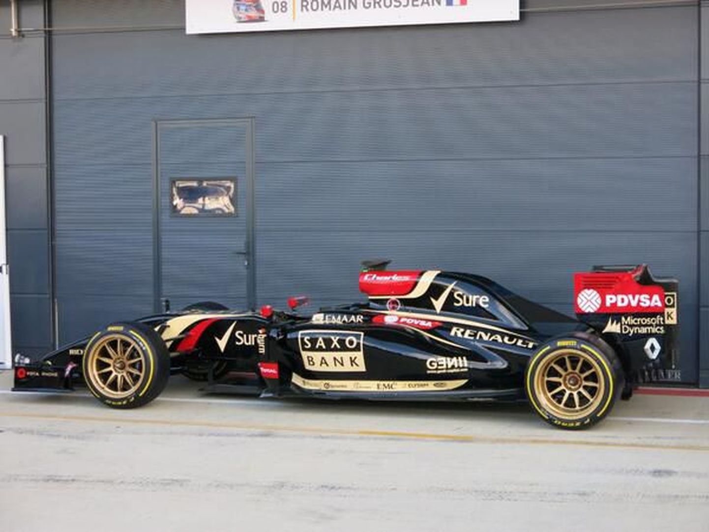 Pirelli katsetab Silverstone'i testil Lotuse vormeli all 18-tolliseid velgi.