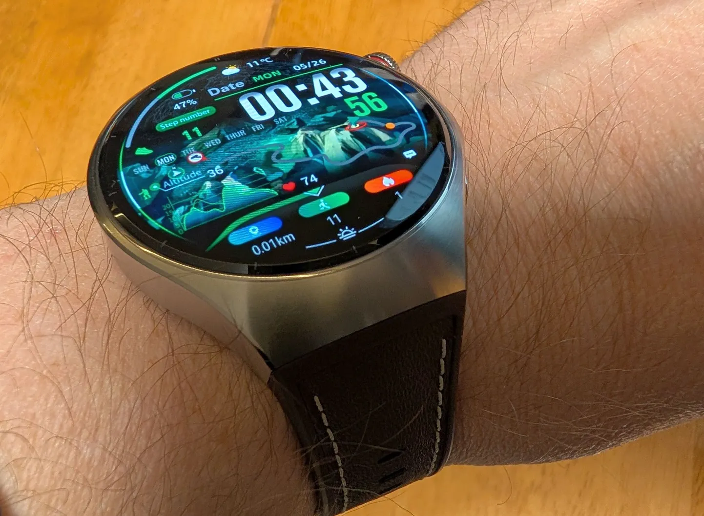 Huawei Watch 5-le saab valida hulga kõikvõimalikke interaktiivseid sihverplaate (hetkel ekraanil matkasihverplaat), kuid olulisem muudatus on lisasensor küljel, mis mõõdab näite sõrmeotsast.