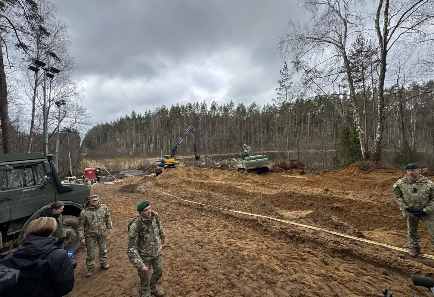 Lietuvā notiek mēģinājumi no ūdenstilpes izcelt militāro transportlīdzekli