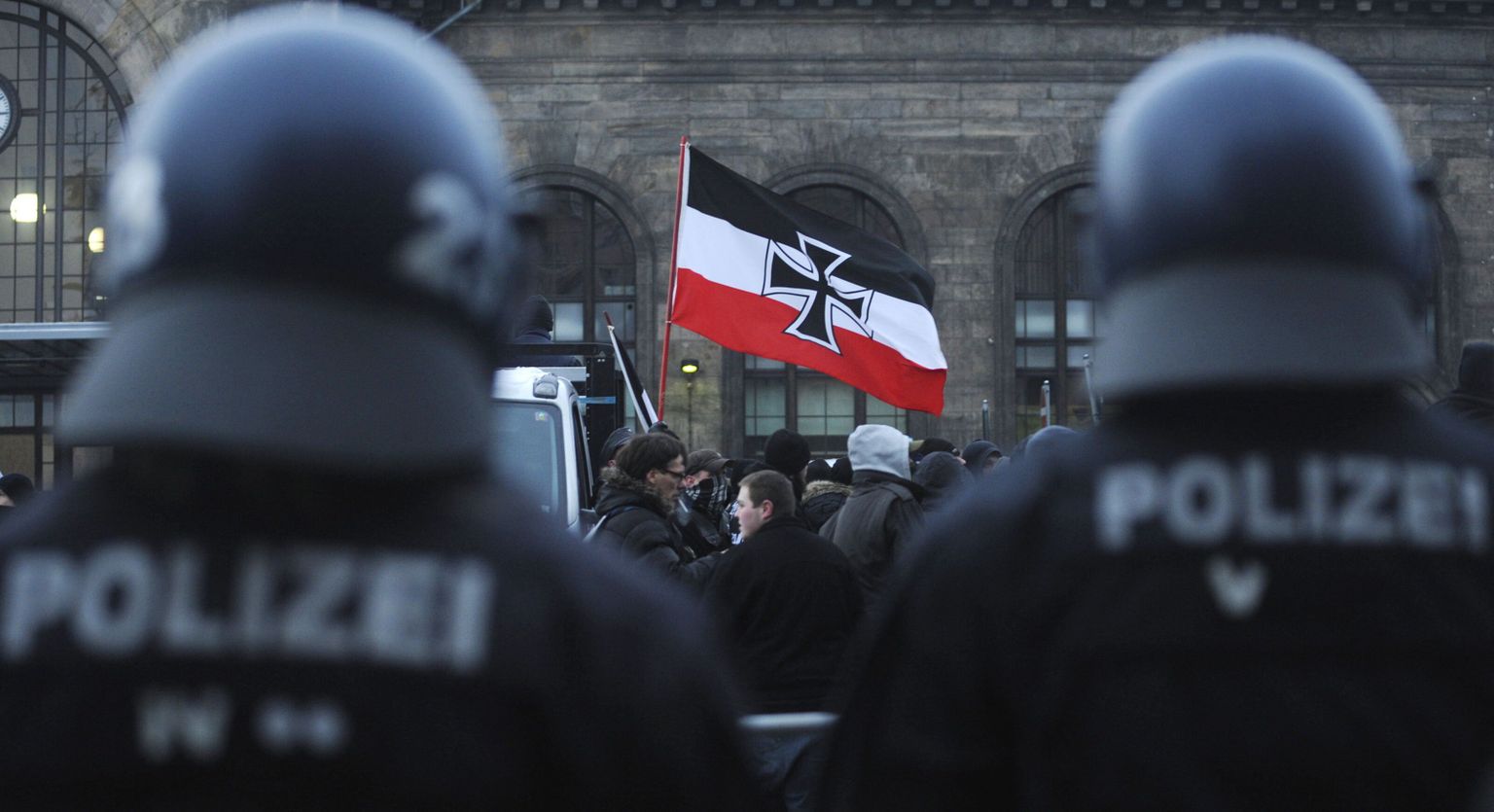 Märulipolitsei valvamas neonatside meeleavaldust Dresdenis.