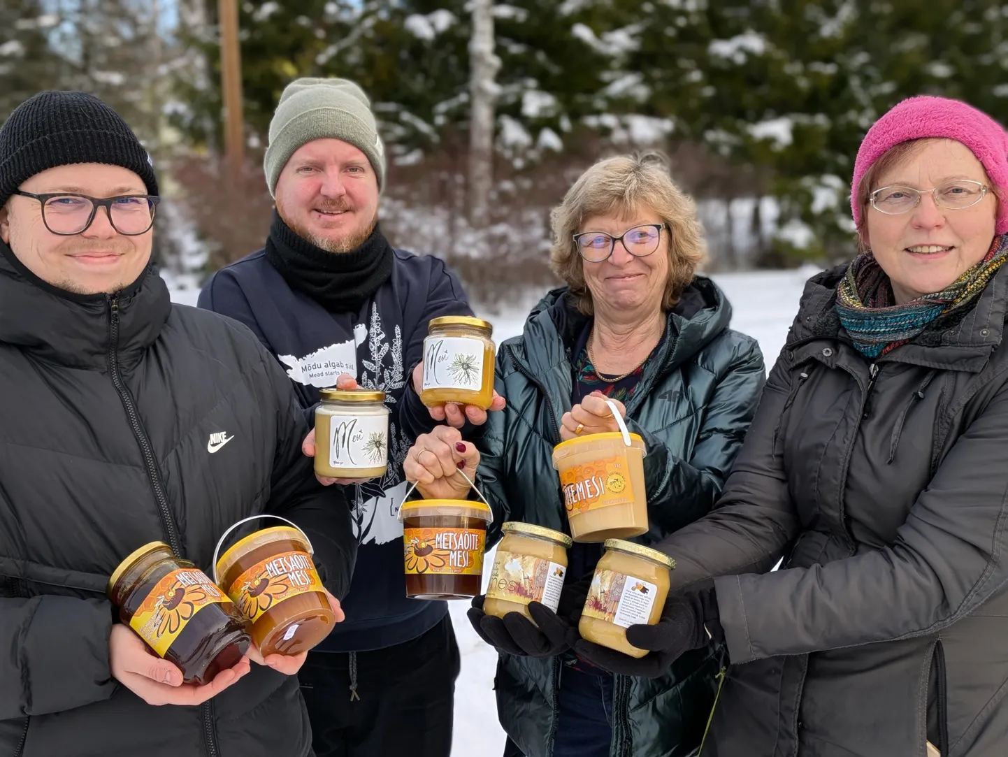Karl-Kristjan Veskus (vasakult) ja Kristjan Aruoja Nööskeri mõdukojast jäädvustasid fotole hetke Pärnumaalt, kui anti üle kohaliku kandi mett, et see Poolasse toimetada. Mett olid tooma tulnud mesinikud Sirje Mölder ja Krista Kivisalu.