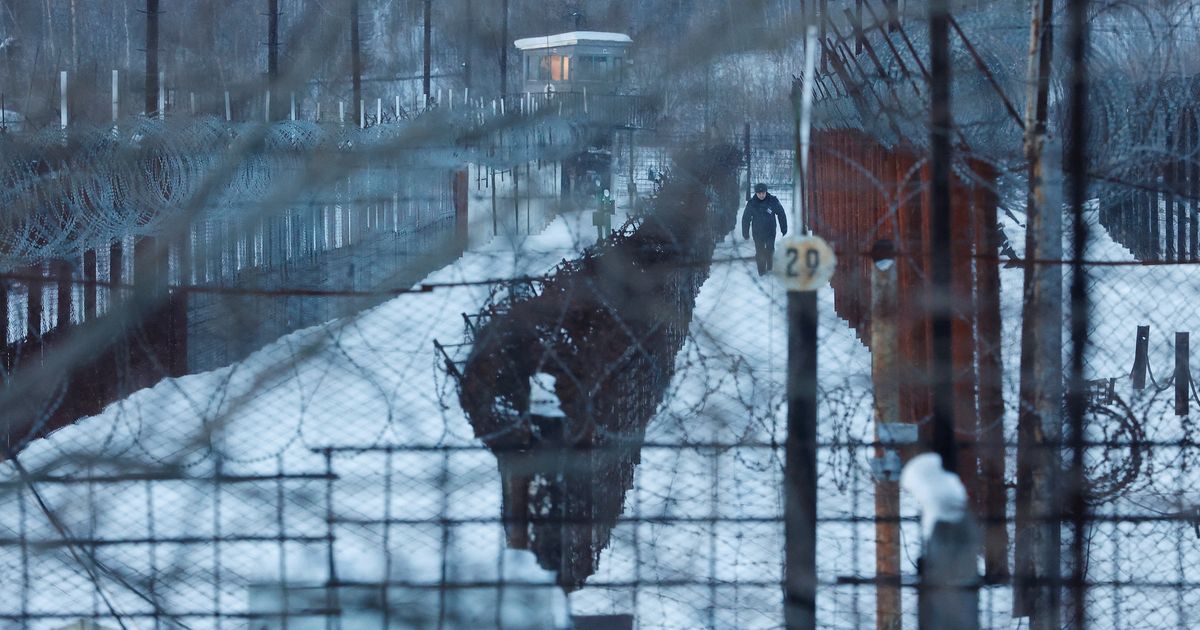 KAS PÄÄSES KONGIST? ⟩ Vene staaride alasti peol end paljastanud räppar kadus ära