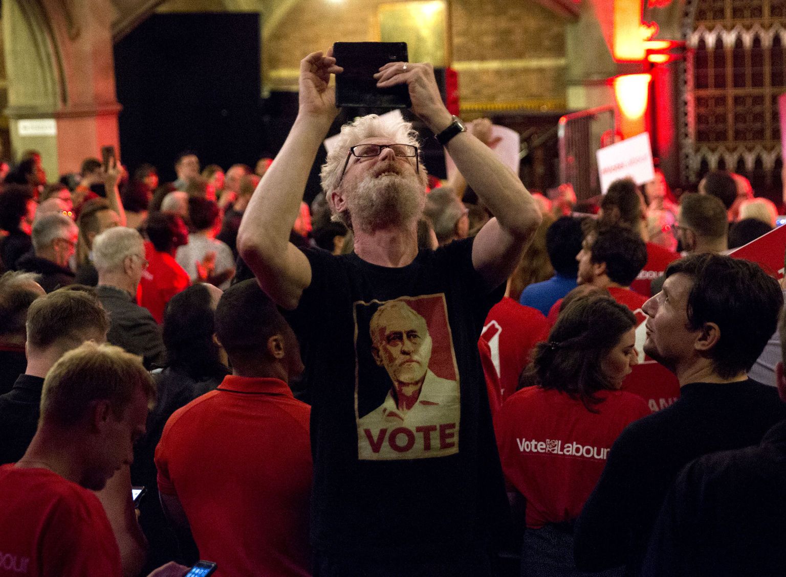 Jeremy Corbyni näopildiga särki kandev Tööpartei toetaja valimispäeva eelõhtul Londonis Union Chapelis toimunud leiboristide kampaaniaüritusel.