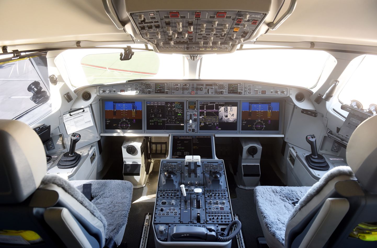 Nacionālās aviokompānijas "airBaltic" gaisa kuģa "Airbus A220-300" pilotu kabīne.