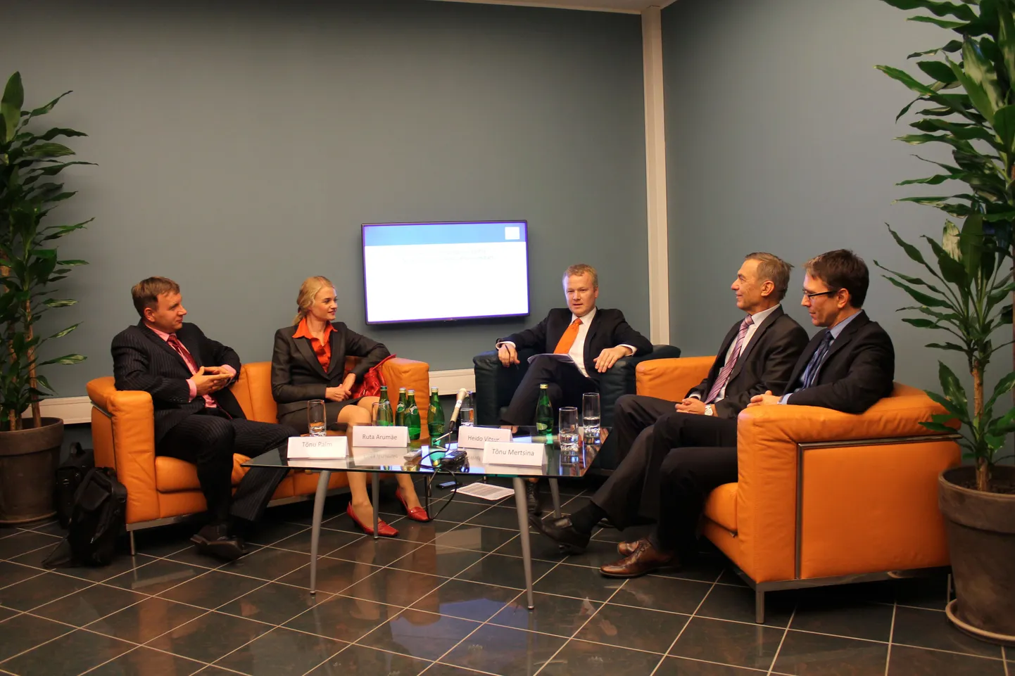 Majandusanalüütikud pangaliidu korraldatud debatil.