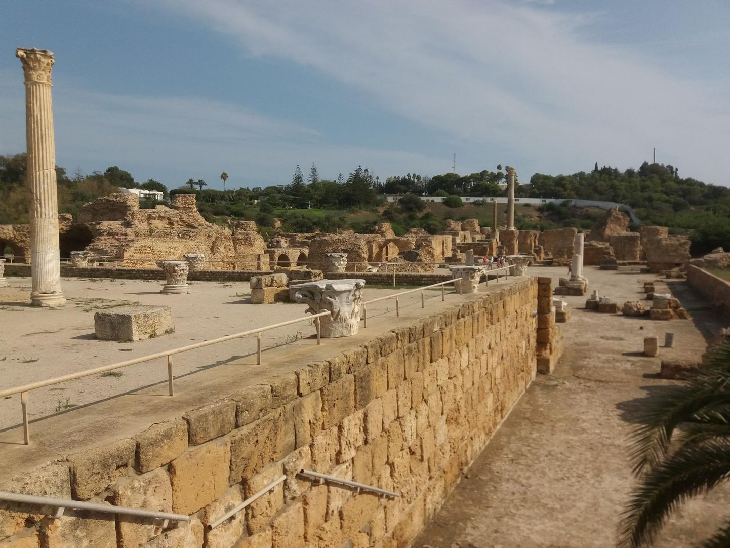Kartaago varemetele ehitasid oma linna roomlased. Nüüd on sellestki järel vaid varemed.