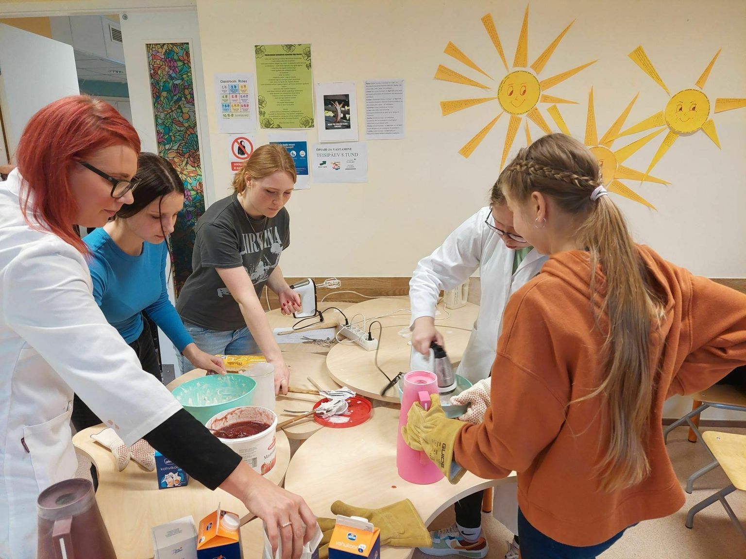Põlva kooli teadusring, mis õpilaste seas väga menukas, osales koos keemiaõpetaja Greta Pentsaga (vasakul) hiljutisel Teadlaste Ööl.