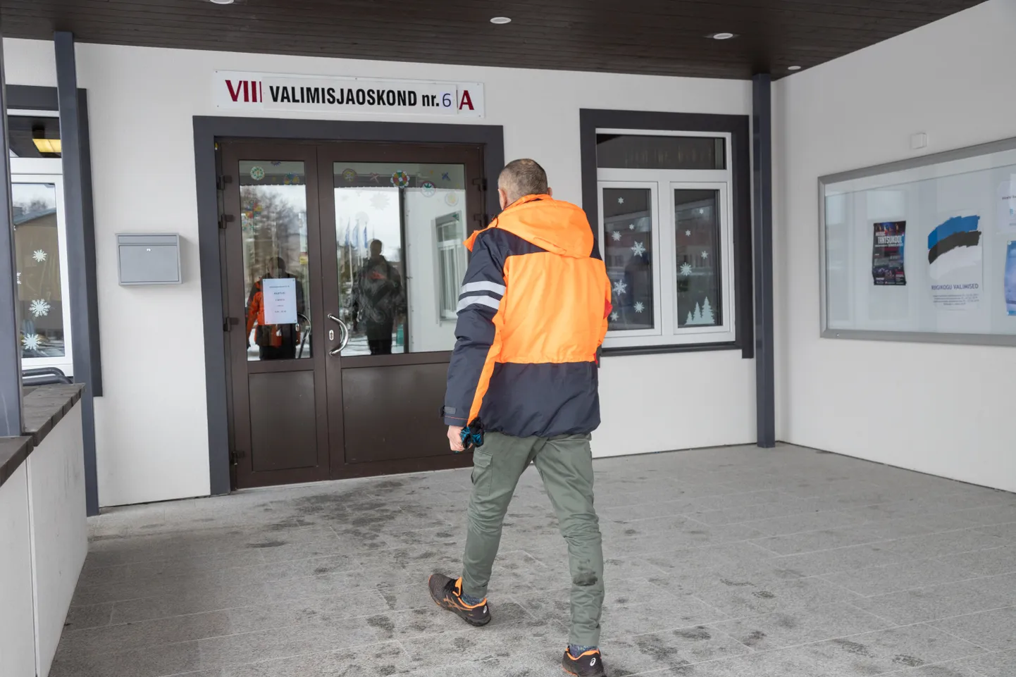 Живущий в Колга-Яани Хуго Ыунапуу узнал в избирательном участке около дома, что должен голосовать в Вийратси.