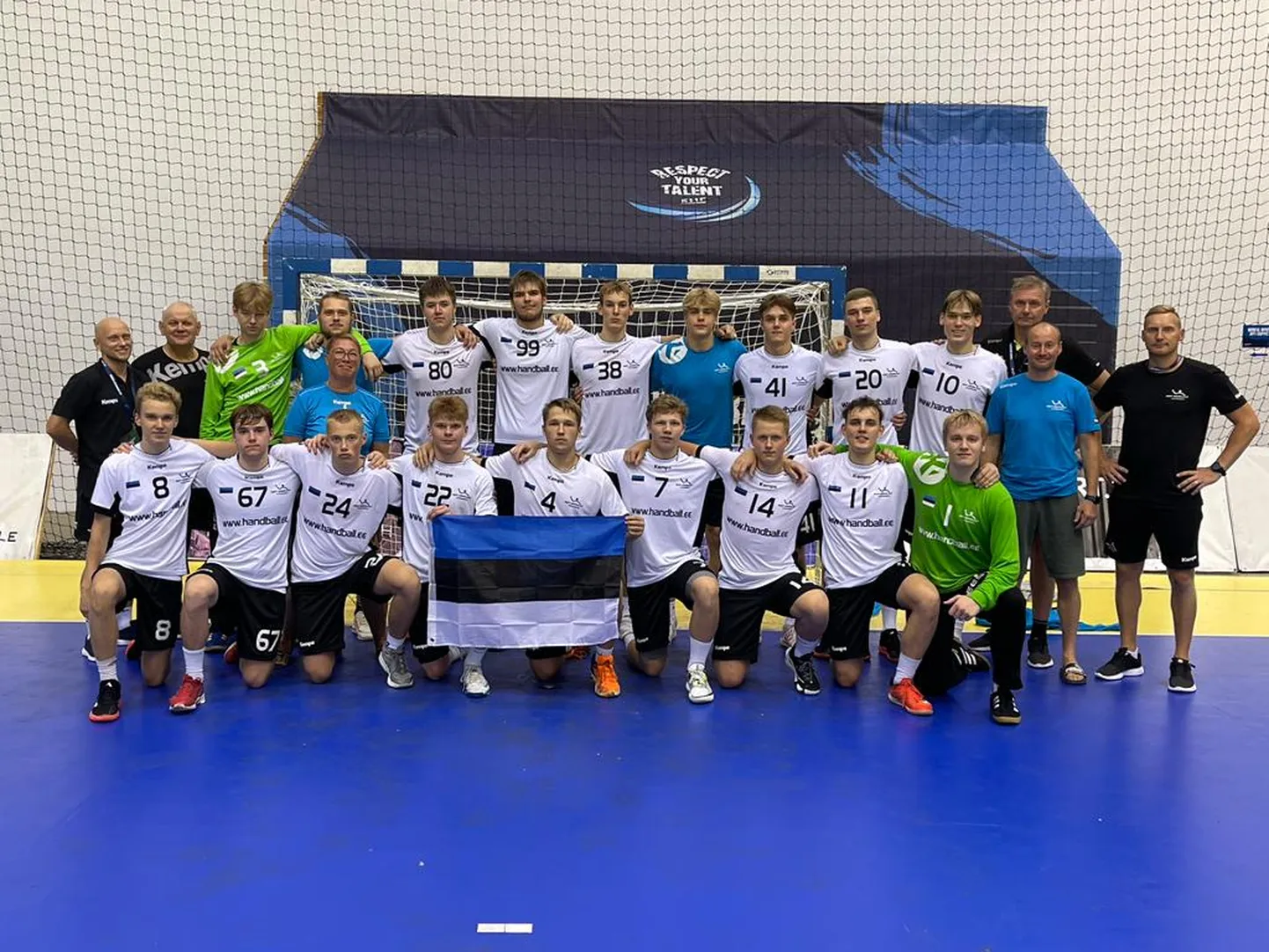 U18 koondis koos toetajatega peale viimast mängu EMil.