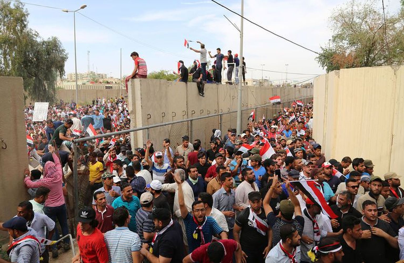 Protestijaid liikumas piiratud liikumisvabadusega tsooni, kus asuvad Iraagi valitsusasutused.