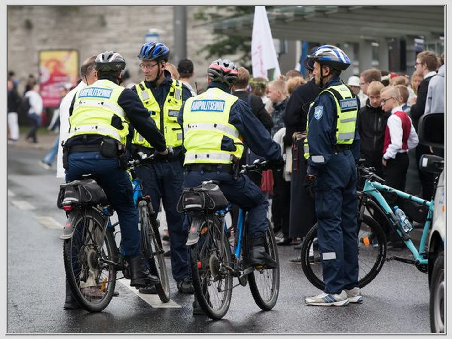 Abipolitseinikud tööpostil