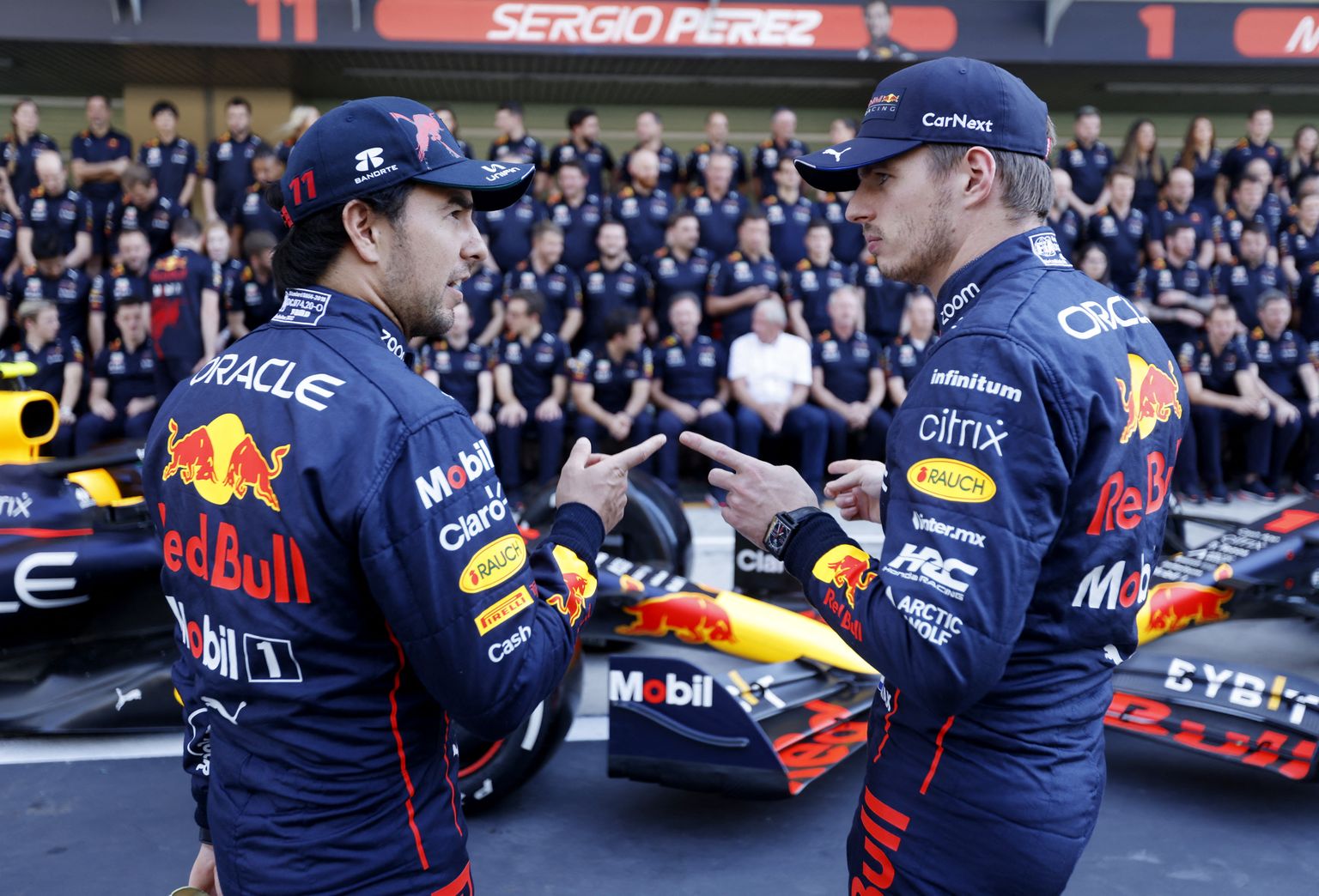 Sergio Perez (vasakul) ja Max Verstappen asju arutamas.