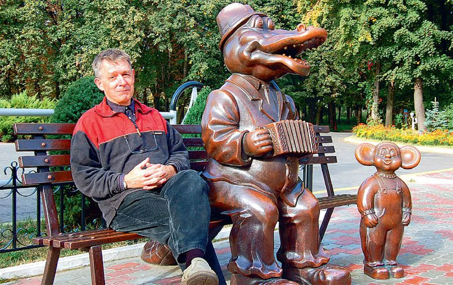 Nii, siin nad siis istuvadki, õige rahulolevalt, Gena, Potsataja ja Rao. Aasta on 2005.