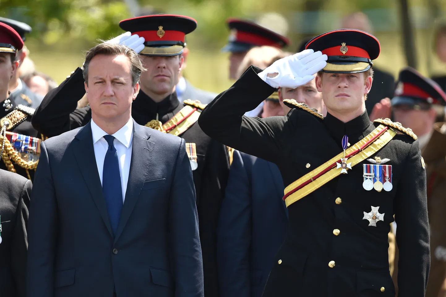 Suurbirtannia peaminister David Cameron (vasakul) ja prints Harry (paremal).