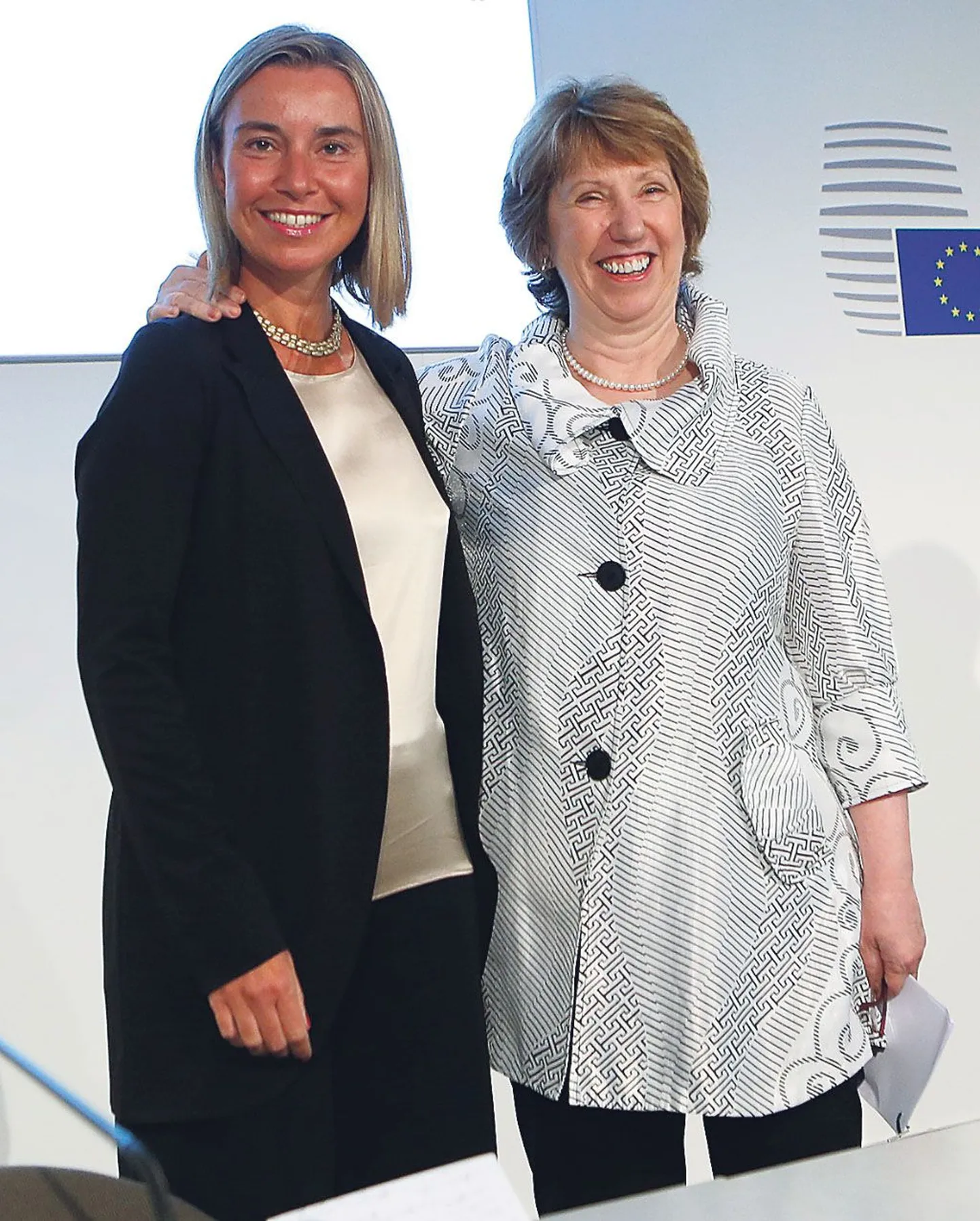 Federica Mogherini (vasakul) ja Euroopa Liidu senine välispoliitika kõrge esindaja Catherine Ashton.