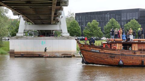 GALERII ⟩ Stencibility kunstnikud kolisid vihma tõttu ühistööks mitme silla alla