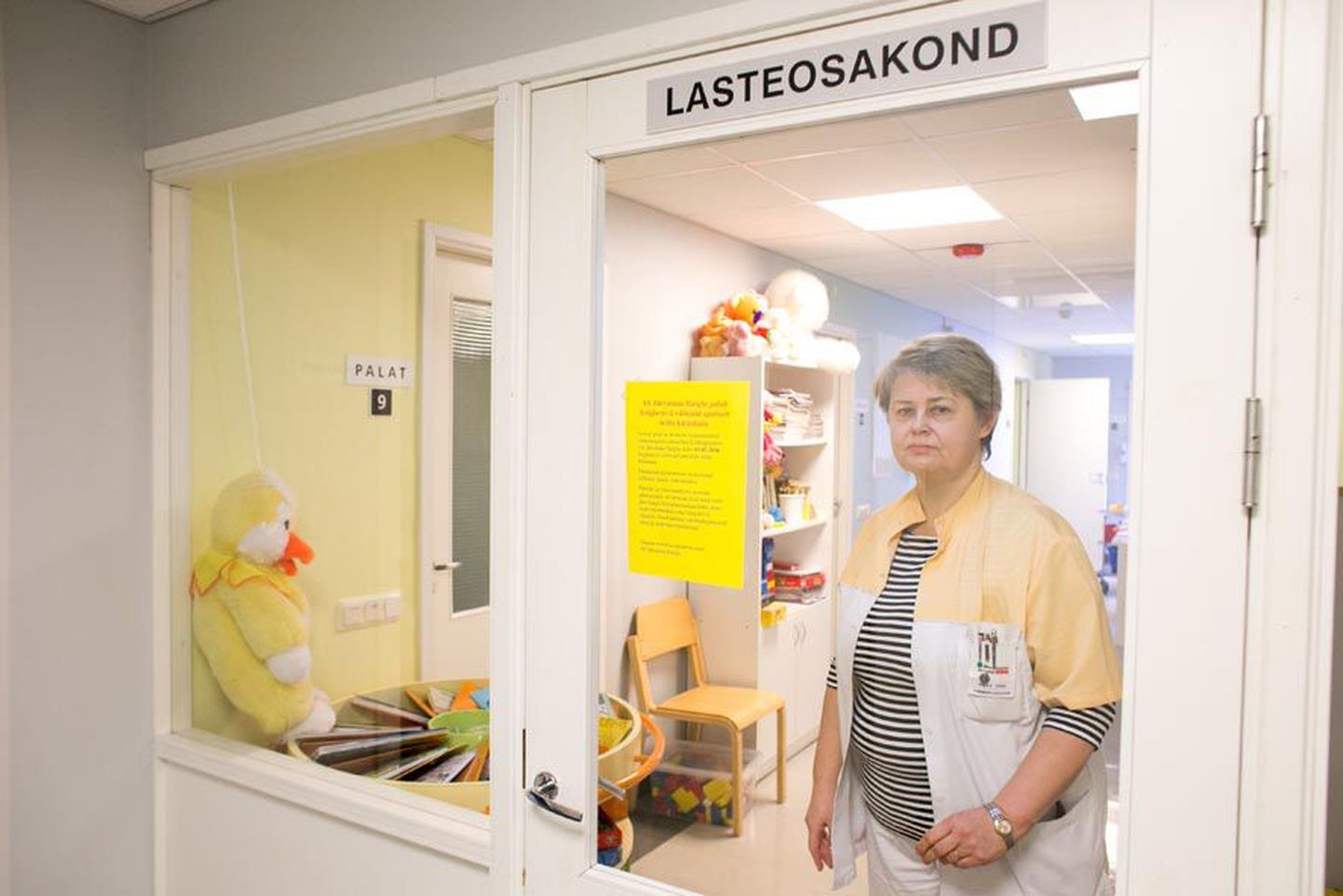 Palvest mitte külastada haiglaravil olevaid patsiente, annavad Järvamaa haiglas teada sildid ustel. Pildil lastearst Piret Värk.