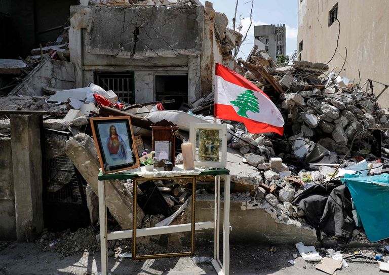Liibanoni Beiruti sadamaplahvatuse tõttu varisenud maja, kus jäi alles vaid kodune altar ja Liibanoni lipp