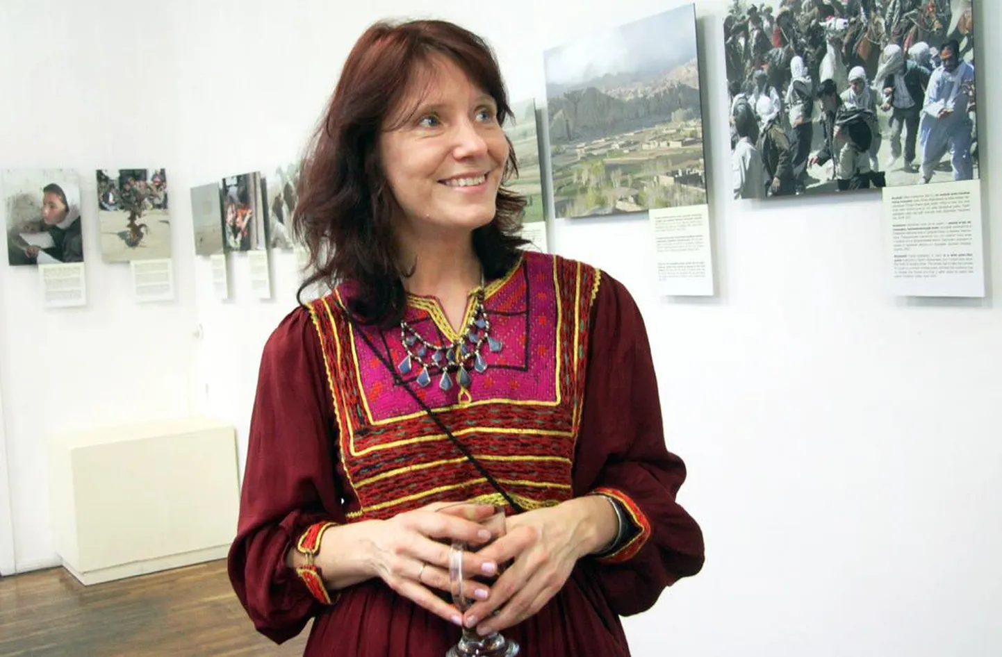 Fotonäituse „Armastatud Afganistan“ autor Õnne Pärl näituse avamisel Pärnu muuseumis.
