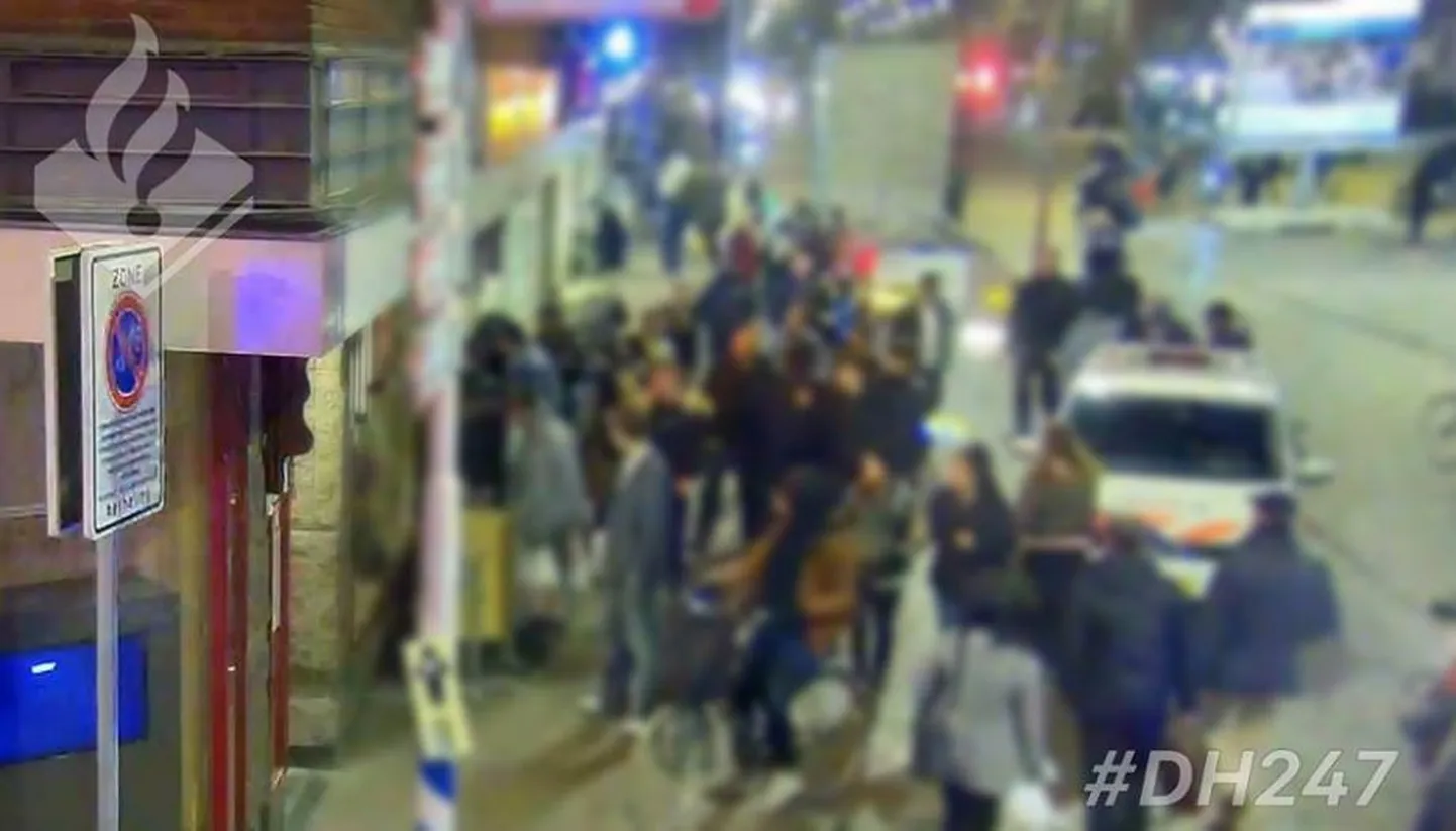 Lai pasargātu cilvēku identitāti, policija malā stāvētāju sejas aizmiglojusi.
