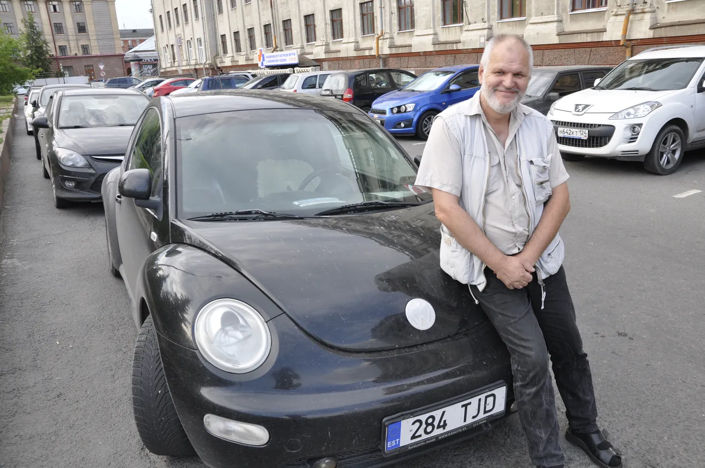 Siberisse sugulasi otsima läinud Artur Rahula oma Eesti numbrimärgiga auto kapotil.
