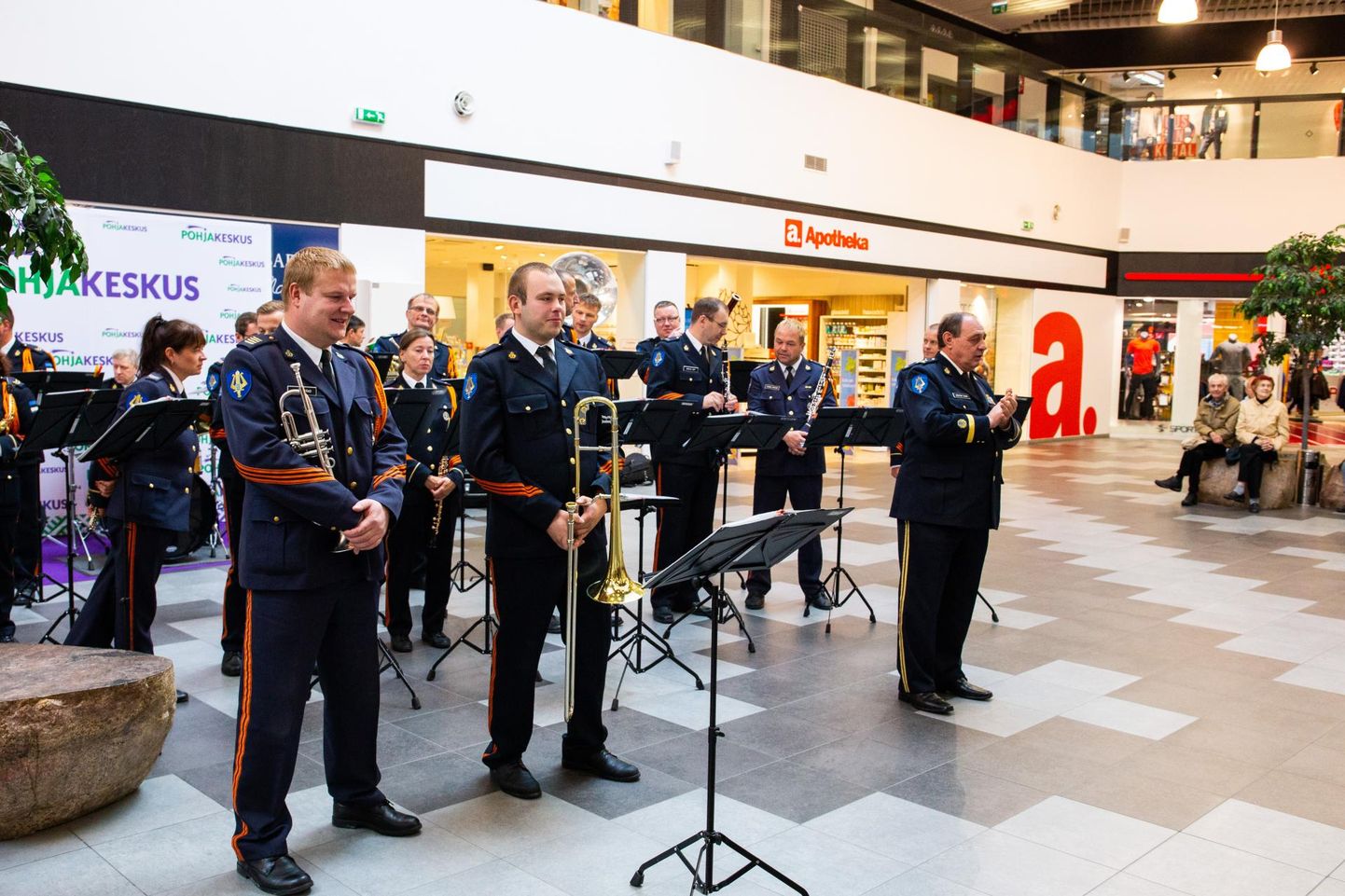 Eesti Kaitseväe Orkester andis rahvusvahelisel muusikapäeval Rakvere Põhjakeskuses meeleoluka kontserdi.
