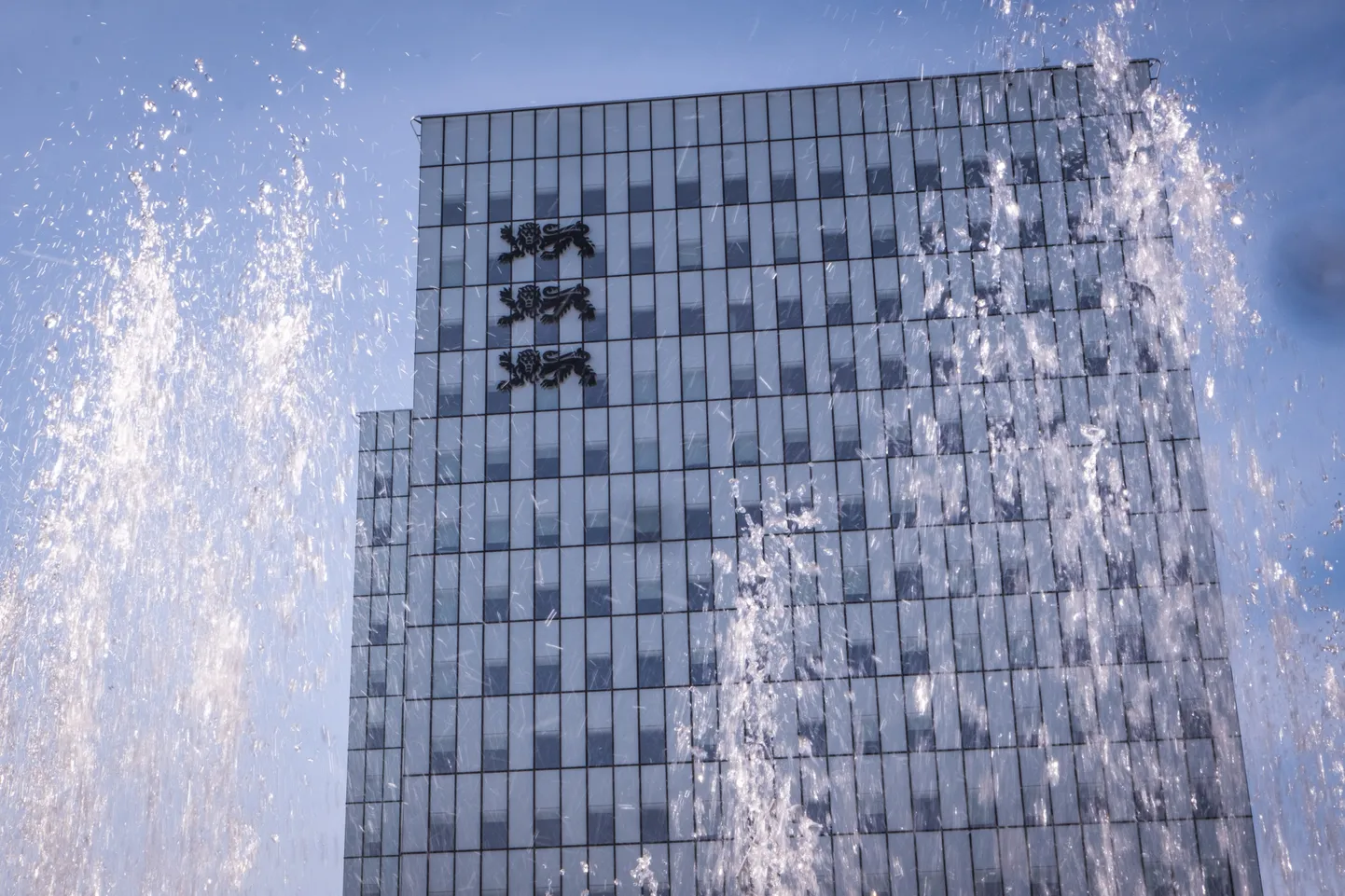 02.05.2021, Tallinn. Sümbolpildid superministeeriumi hoonest läbi lillede. Foto Madis Veltman, Postimees