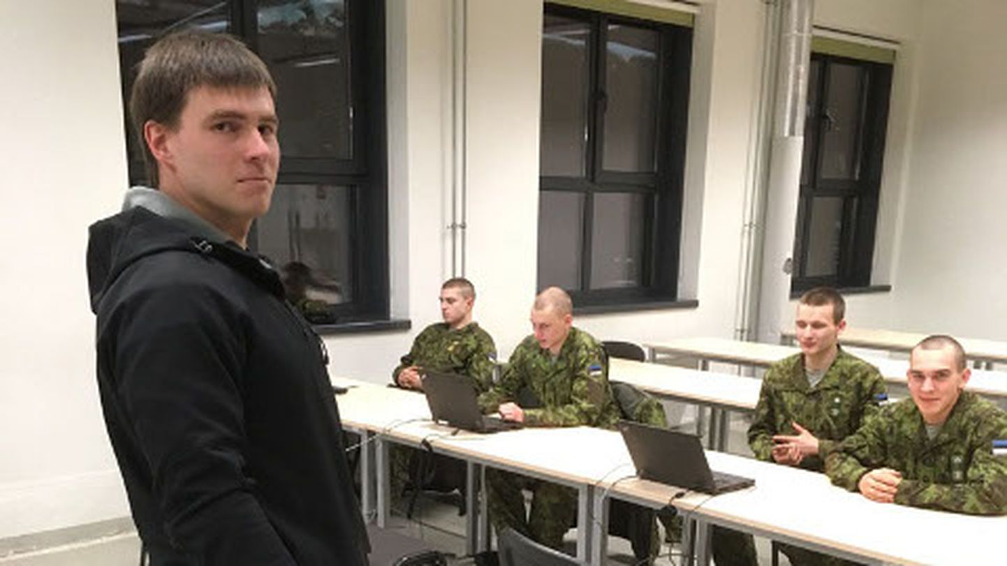 Nooremseersant Kristjan Palm oli üks esimesi, kes eile õppekogunemisele jõudis. Kokku peaks Jõhvi saabuma 669 meest. 
