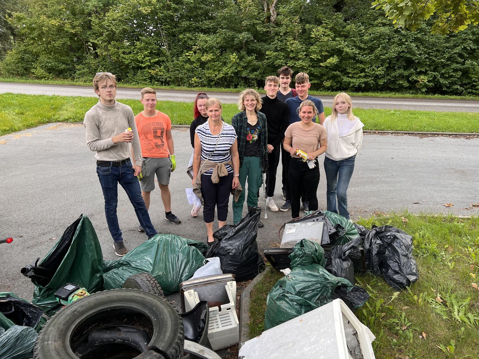 Saaremaa gümnaasiumi õpilased aitasid puhastada Kudjape kalmistu lähedal asuvat metsa ja K-Rauta tagust metsa.