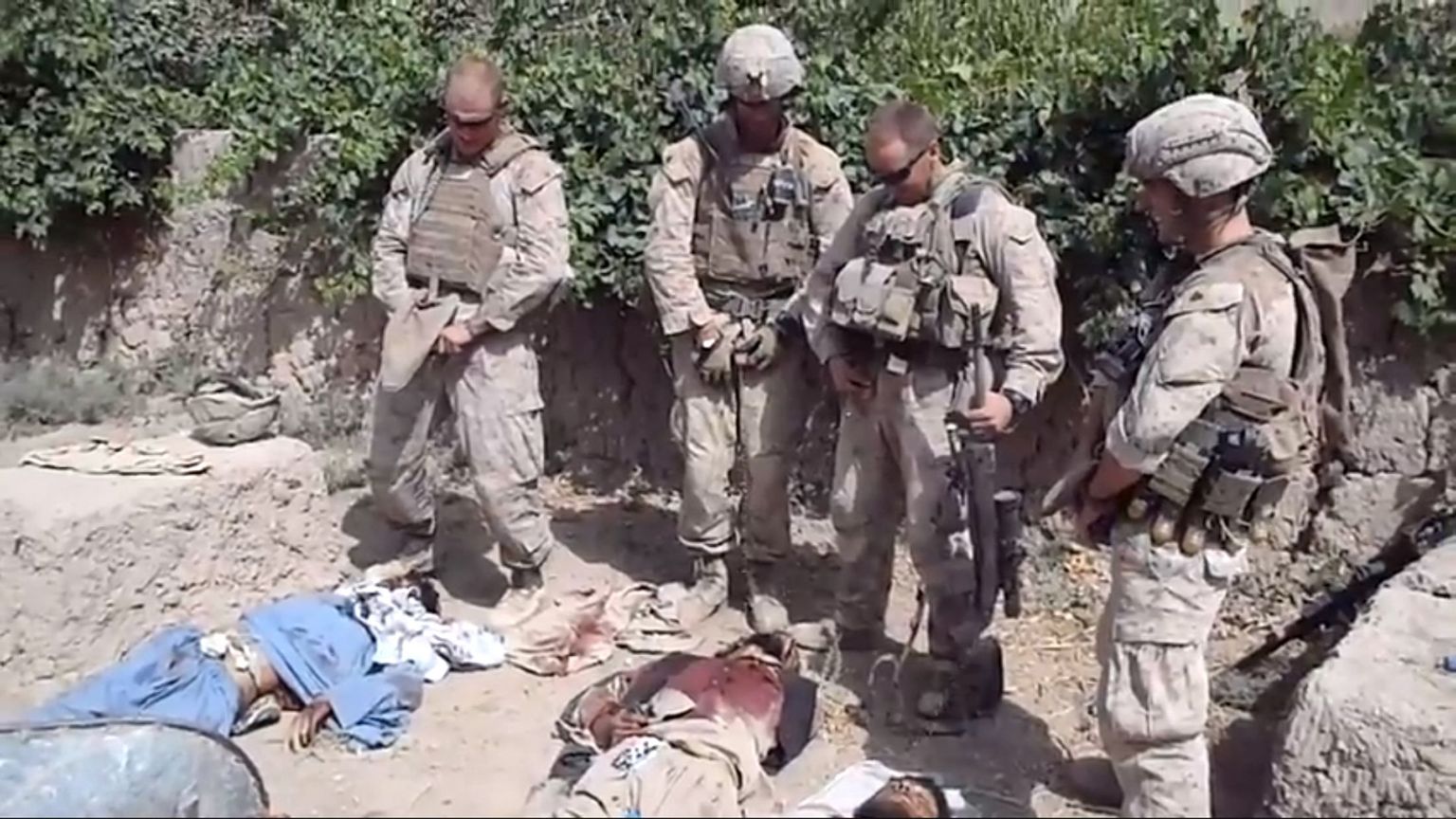 Talibani võitlejate laipadele urineerinud USA sõdurid peavad sõjakohtu ette astuma
