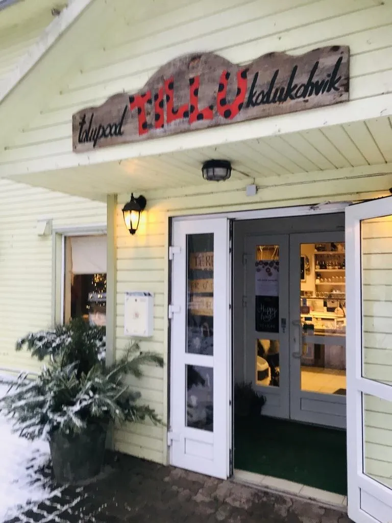 Tillu kodukohvik asub Põlva äärelinnas, niisama uitajale see ette ei jää. Kuid olgugi Põlva vahel rahulik, on kohvik rahvast tulvil. Kohalikud teavad ja armastavad seda paika.