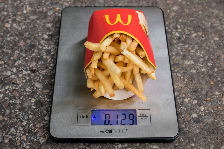 Картофель фри средних размеров в McDonald's.