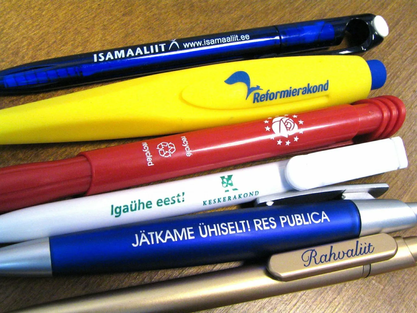Erakondade sümboolikaga pastakad. Pilt on illustratiivne.
