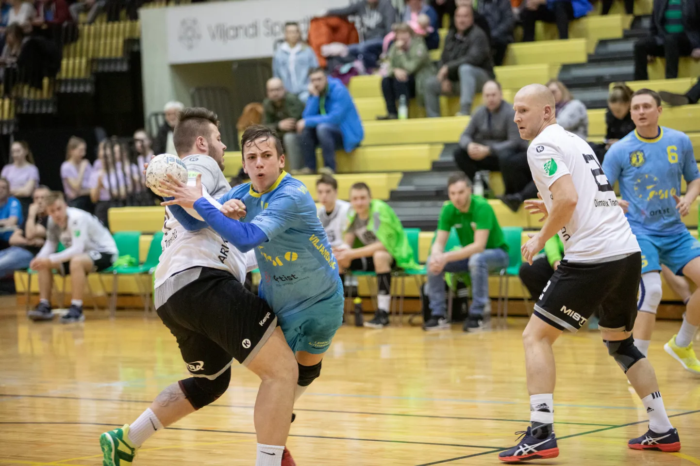 Viljandi HC (sinises).