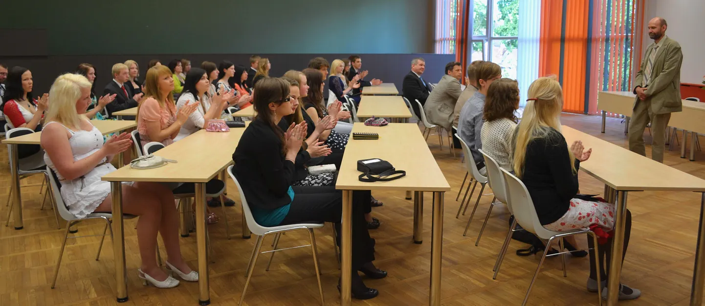 SAKALA01:  : VILJANDI, EESTI, 06JUN14
Vastuvõtt Villjandi maakonna parimatele gümnaasiumi- ja kutseõppeasutuste lõpetajatele. Räägib Helir-Valdor Seeder.
er/ Foto KENNO SOO/ SAKALA