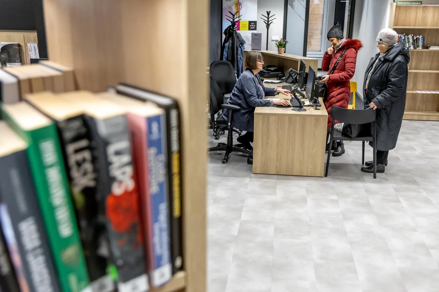 Mai raamatukogu püsikunded ootasid pikisilmi, millal uksed avatakse.