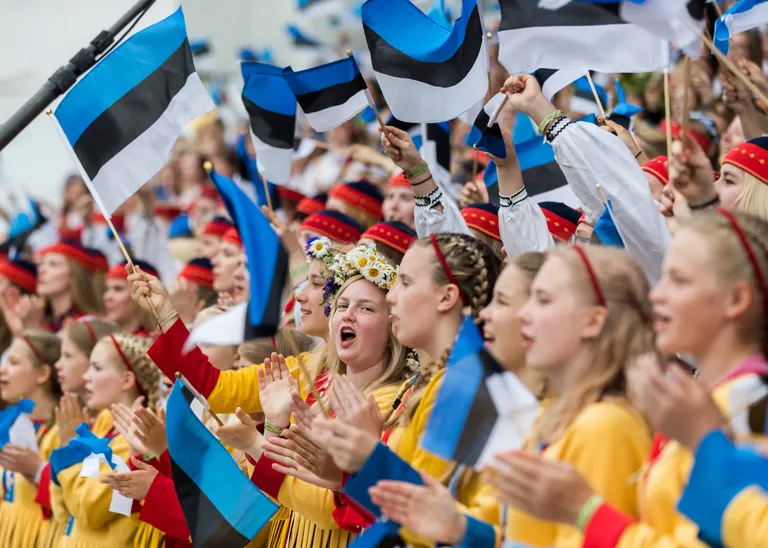XII noorte laulu-ja tantsupidu «Mina jään»