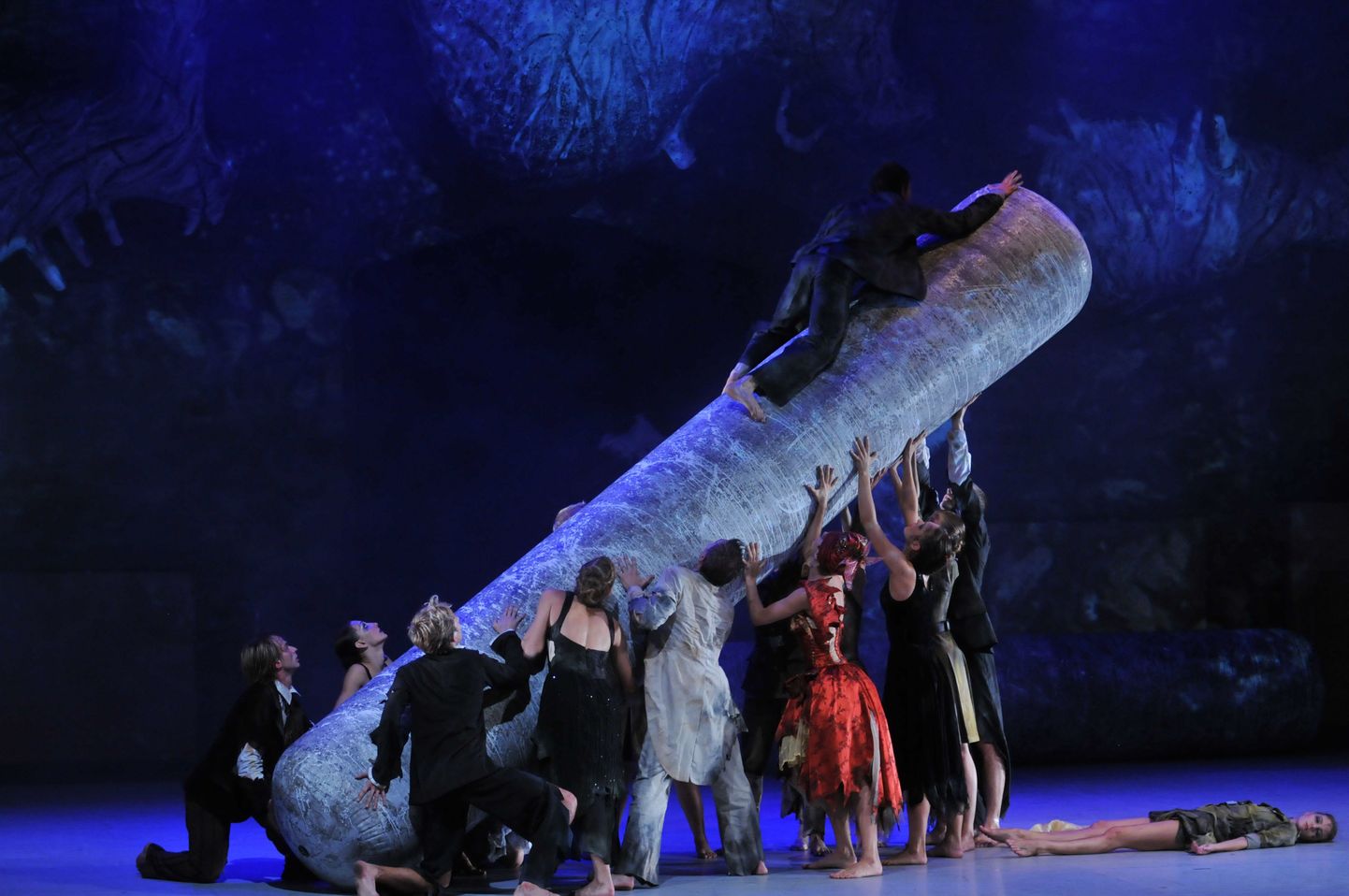 Финальная сцена из балета «Андеграунд»: к измученным, загнанным в подземелье людям в конце концов приходит спасение. Правда, ценой смерти и потерь.
