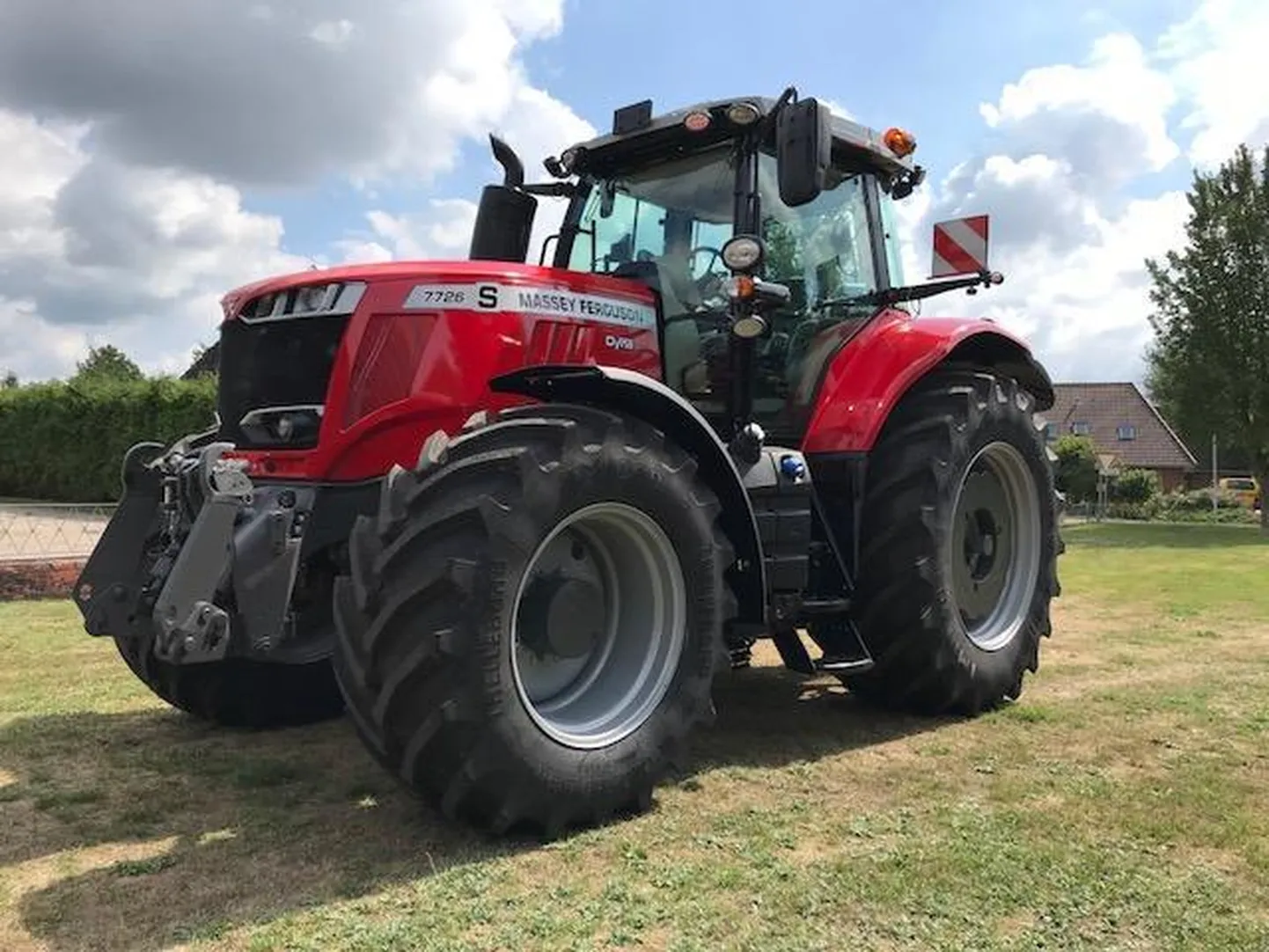 Massey Ferguson eriseeria traktor MF 7726S.  Pilt illustreerib artiklit.